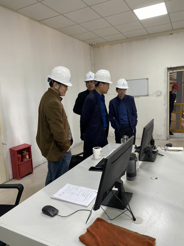 公司副司理考察矿粉市场