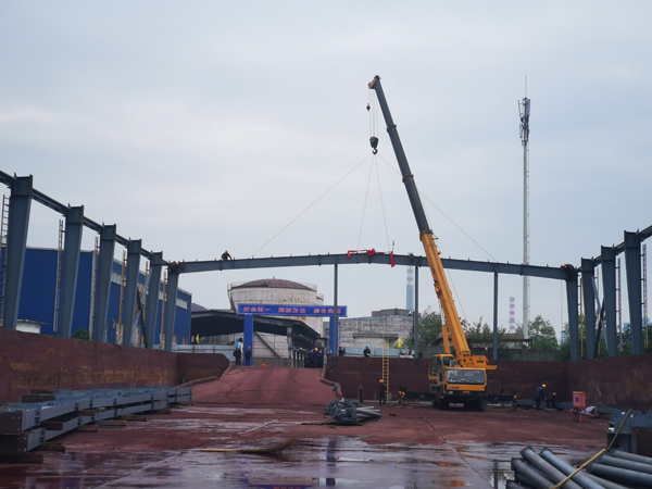 304永利集团唯一冶化渣库刷新项目完成首榀钢梁吊装