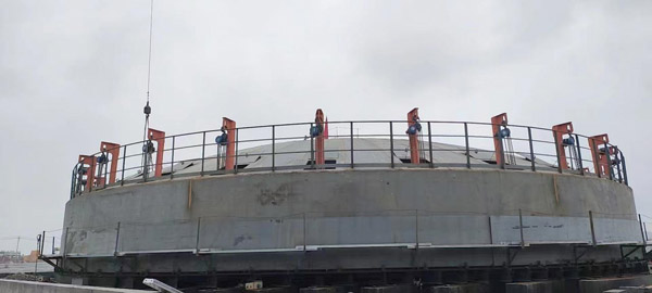 湖北宜昌和友硫酸仓储物流新建项目首台酸罐帽顶吊装乐成