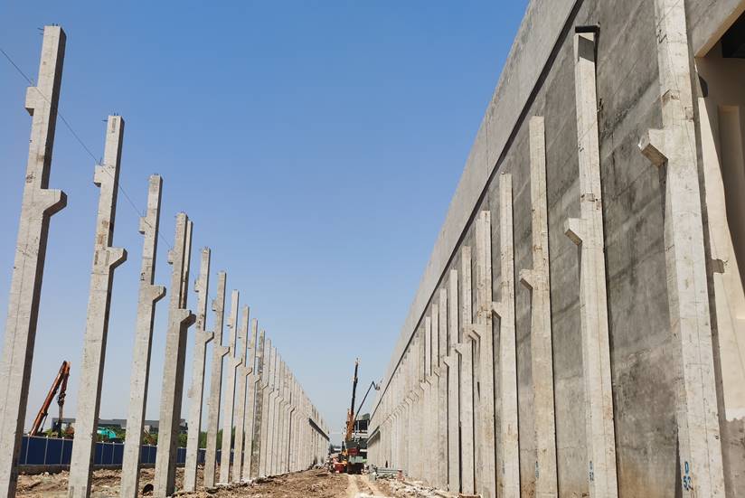 铜基新质料项目电解车间南附跨完成预制柱吊装使命