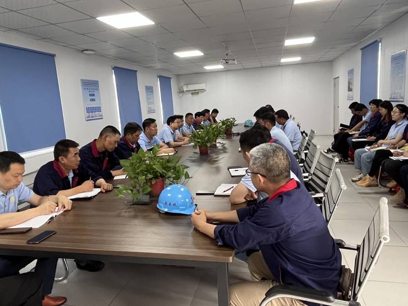 公司党委书记王伍升送履新干部到差