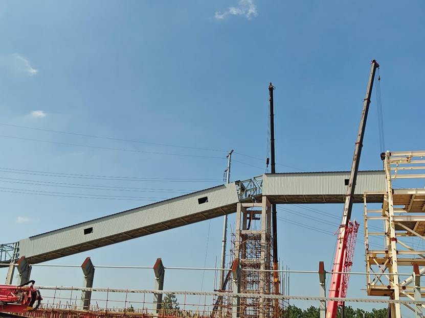 铜基新质料项目M10 皮带廊钢桁架所有吊装完毕