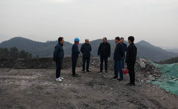 集团公司党委副书记、总司理龚华东到矸石项目部视察 