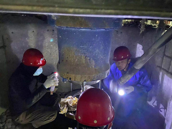 矸石项目部开展装备维保事情 