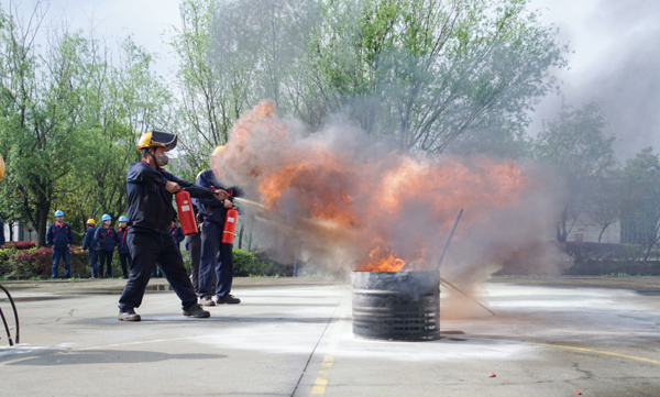钢构公司开展消防应急演练运动 