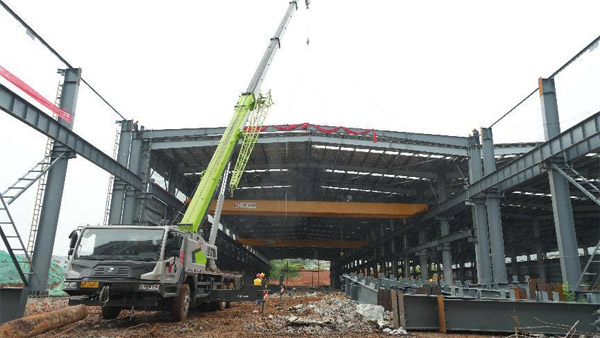 公司工业升级基地项目接跨首榀钢梁吊装完成 