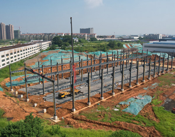 公司工业升级基地项目2#厂房首榀钢梁吊装完成