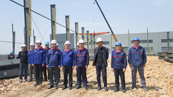 马鞍山天能项目4#厂房首榀钢梁顺遂吊装