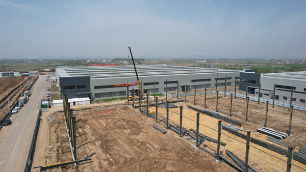 马鞍山天能项目4#厂房首榀钢梁顺遂吊装