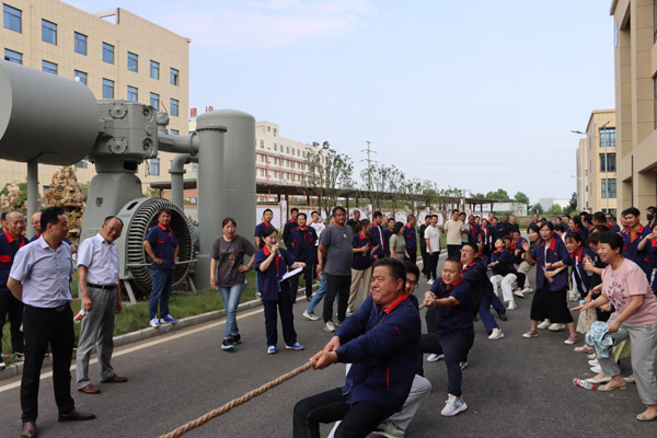 公司举行“钢构杯”职工拔河角逐