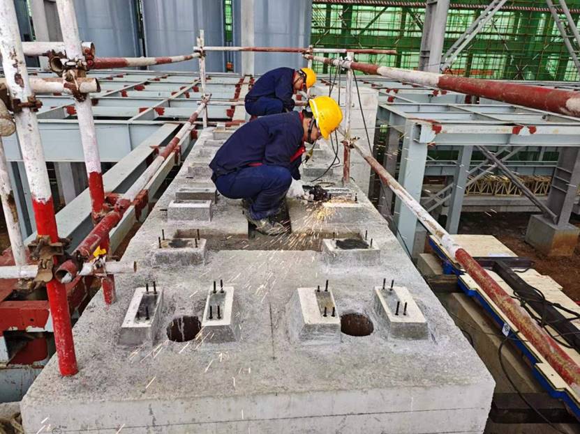 铜基新质料渣选球磨机主轴承座垫铁预埋通过验收 