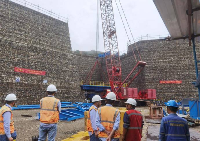 米拉多二期半移动破碎站出料平台顺遂吊装完成