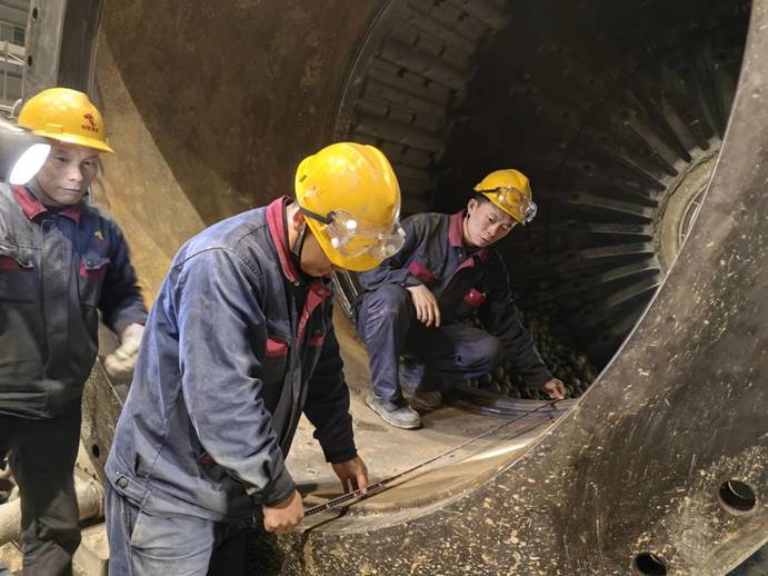 装置公司顺遂完成庐江矿业半自磨出料衬套替换